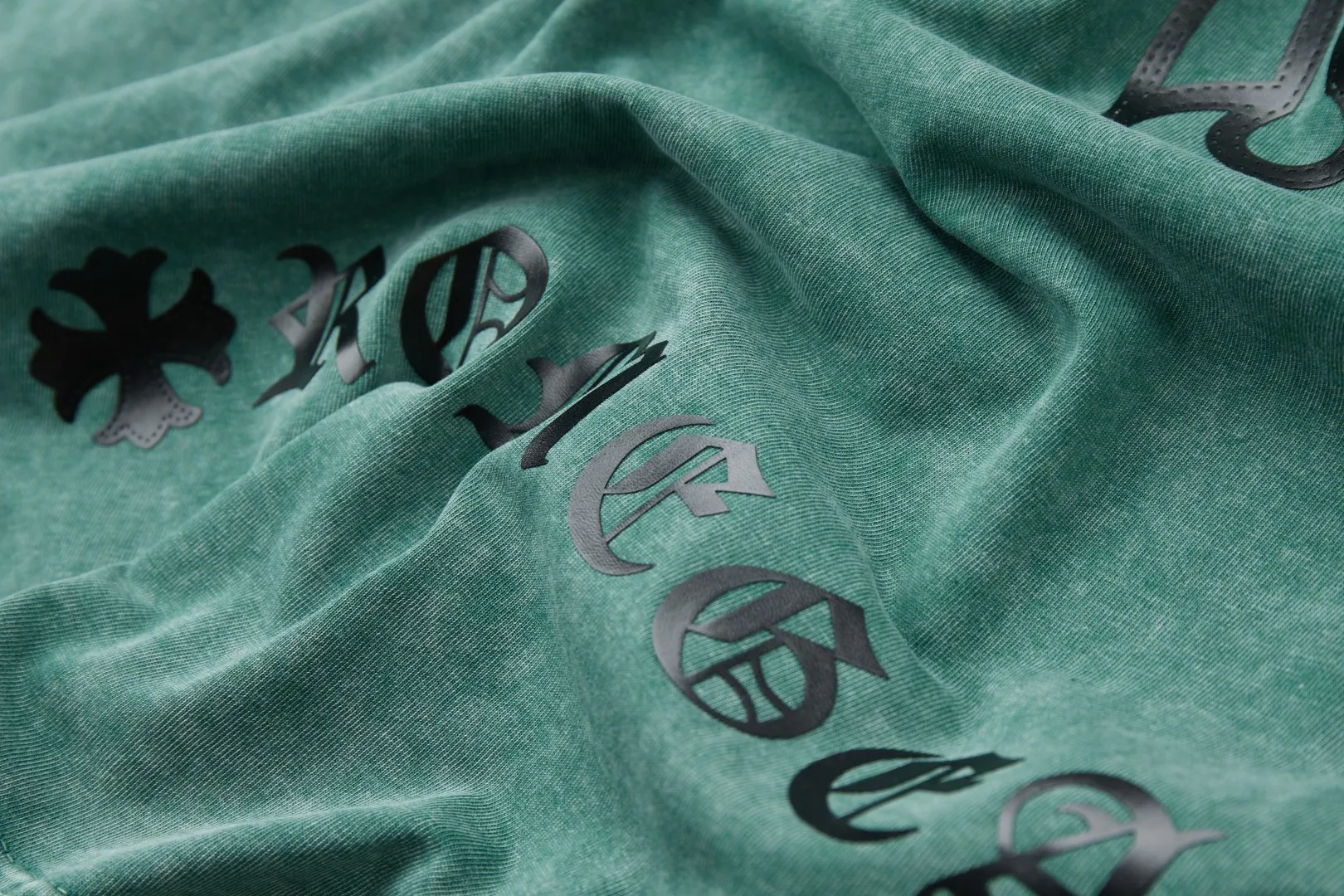 🅿️240 ✨CH✨🆕25SS spring and summer new style ✝Fresh rhinestone short sleeves Light luxury essential item for daily commuting for men and women Correct version Welcome to compare Detailed features · 280g 100% pure cotton double yarn jersey fabric · Custom dyed in the same vat, special thickened 32 count double-ply 1X1 thread · Imported Australian pearlescent diamonds✝patterns➕hardware nuts are stamped at high temperature. Ready-made garments are dyed, then faded and fried with snowflakes and frayed. Then washed to make them look old. General washing improves the effect · Double-needle stitching and seam-crossing process · Original main mark washed tag brand moisture-proof paper packaging Color: black/green/red/blue Size: S/M/L/XL